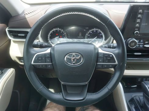 Used 2022 Toyota Highlander XLE AWD/4WD image 3