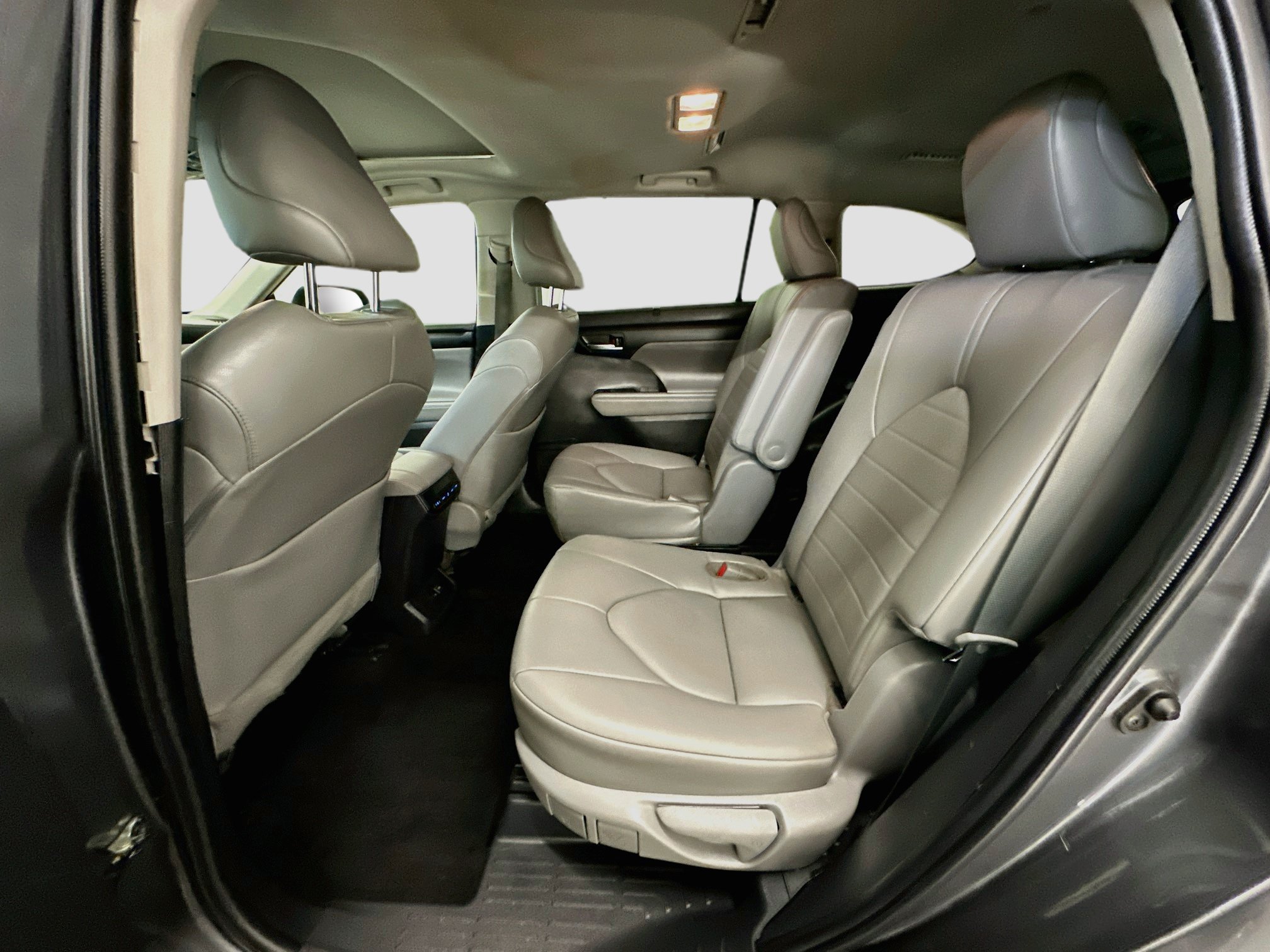 Used 2022 Toyota Highlander XLE AWD/4WD image 30