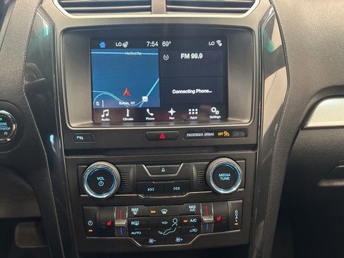 Used 2017 Ford Explorer XLT w/ Equipment Group 202A AWD/4WD image 10