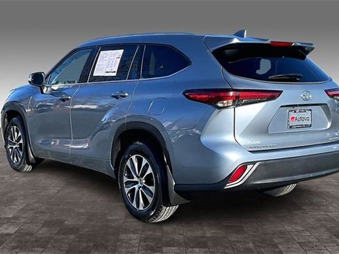 Used 2021 Toyota Highlander XLE image 4