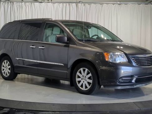 Used 2016 Chrysler Town & Country Touring w/ Driver Convenience Group FWD image 3
