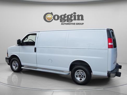 Used 2024 GMC Savana 2500 w/ Driver Convenience Package RWD image 3