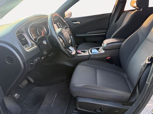 Used 2015 Dodge Charger SXT RWD image 2