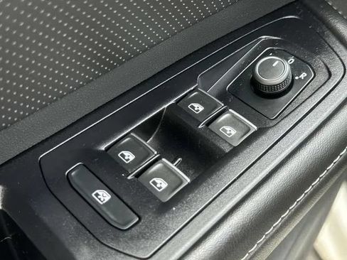 Used 2025 Volkswagen Atlas Cross Sport SE FWD image 30