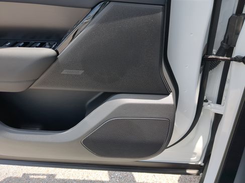 New 2026 Land Rover Range Rover Velar Dynamic SE image 17