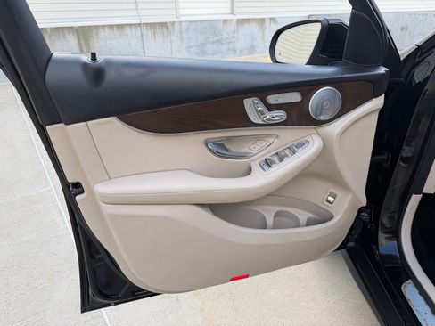 Used 2019 Mercedes-Benz GLC 300 4MATIC image 9
