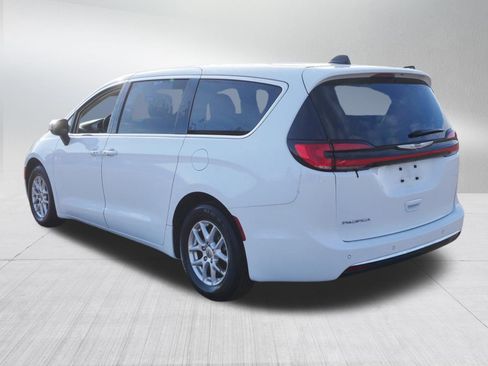 Used 2023 Chrysler Pacifica Touring-L image 5