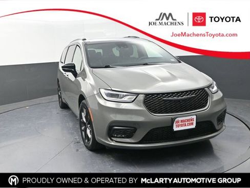 Used 2023 Chrysler Pacifica Limited w/ Uconnect Theater Family Group image 1