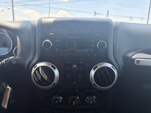 Used 2017 Jeep Wrangler Unlimited Sahara AWD/4WD image 29