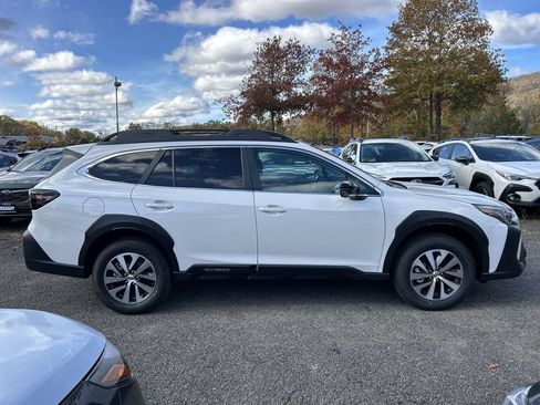 Certified 2025 Subaru Outback Premium AWD/4WD image 9