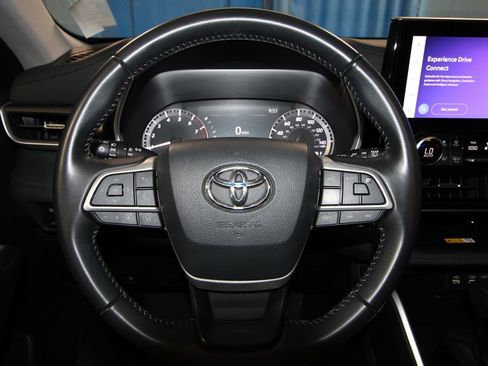 Used 2025 Toyota Highlander XLE AWD/4WD image 11