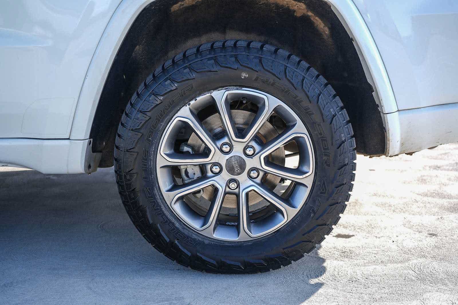 Used 2019 Jeep Grand Cherokee Overland AWD/4WD image 10
