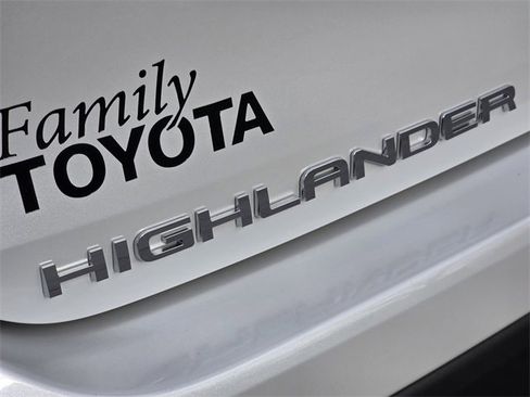 Used 2026 Toyota Highlander XLE image 7