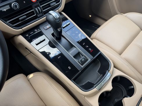 Certified 2024 Porsche Macan AWD/4WD image 33