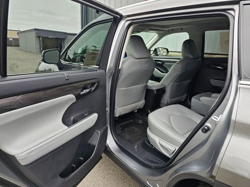 New 2026 Toyota Highlander Platinum AWD/4WD image 7