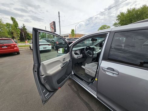 Used 2016 Toyota Sienna LE FWD image 18