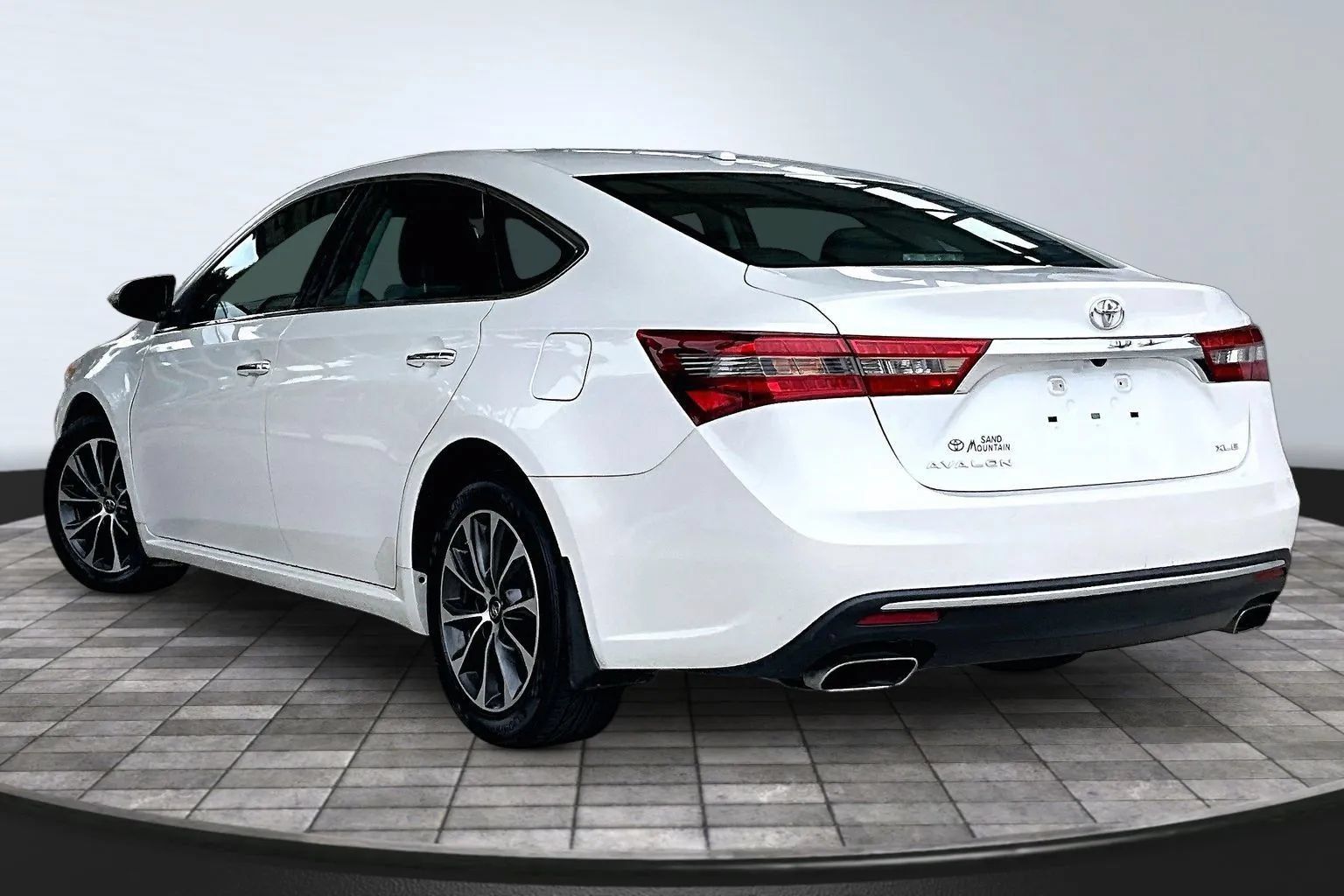 Used 2016 Toyota Avalon XLE Plus FWD image 4
