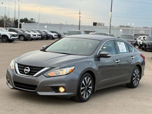 Used 2017 Nissan Altima 2.5 SV w/ Convenience Package image 3