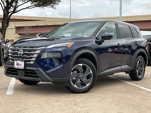 Used 2025 Nissan Rogue SV image 2