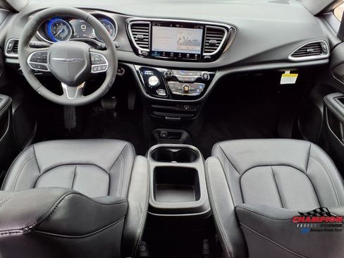 Used 2026 Chrysler Pacifica Select FWD image 15