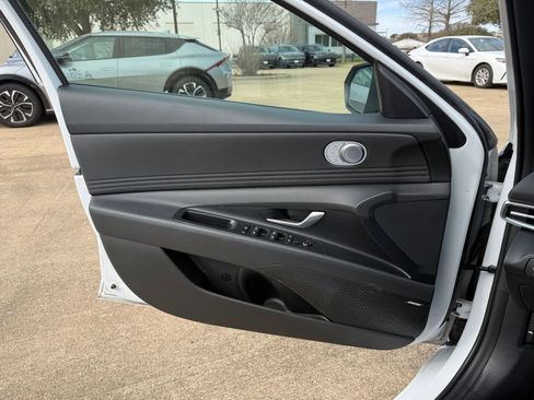 Used 2025 Hyundai Elantra Limited image 20