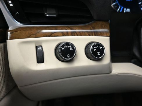 Used 2018 Cadillac Escalade ESV Luxury image 32