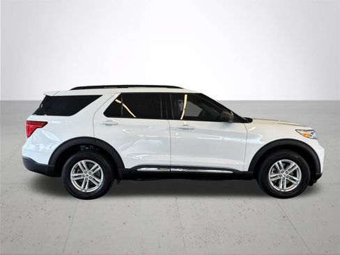 Used 2024 Ford Explorer XLT AWD/4WD image 6