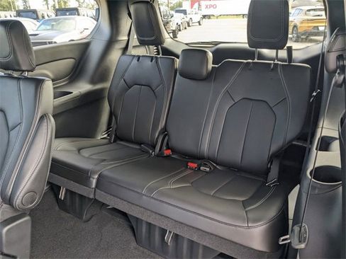 New 2025 Chrysler Pacifica Select image 14