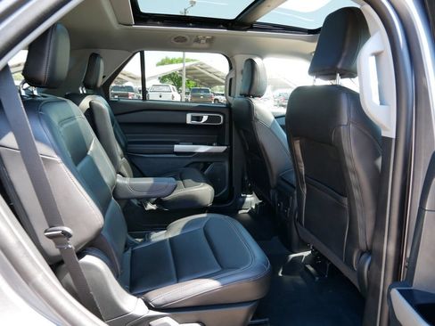Used 2023 Ford Explorer XLT w/ Equipment Group 202A AWD/4WD image 9