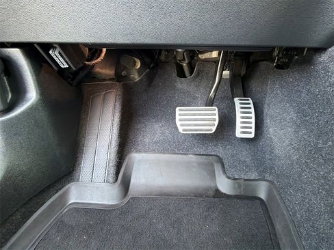 Used 2022 Volvo XC40 T5 R-Design w/ Advanced Package image 30