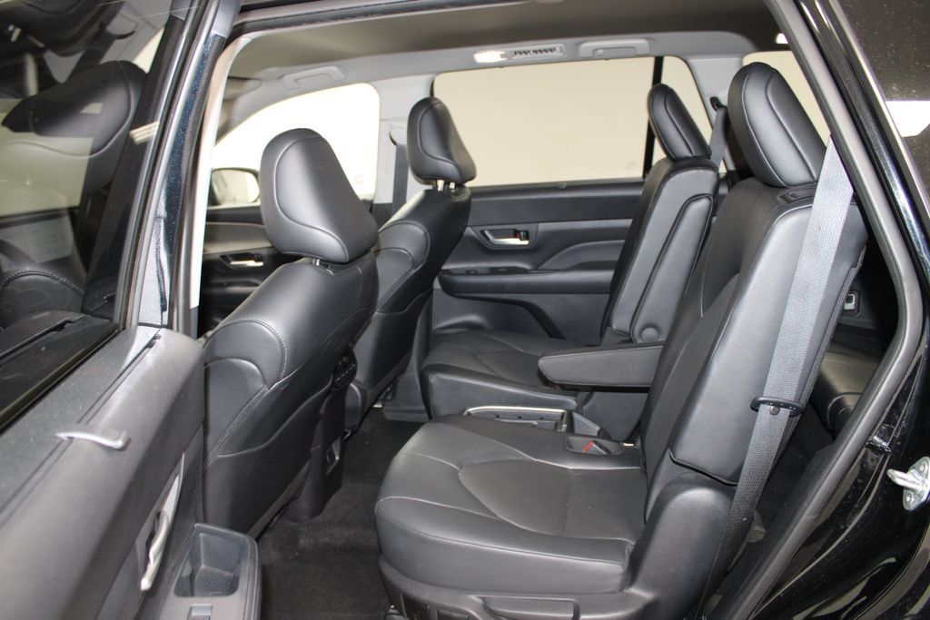 Used 2025 Toyota Grand Highlander AWD image 18