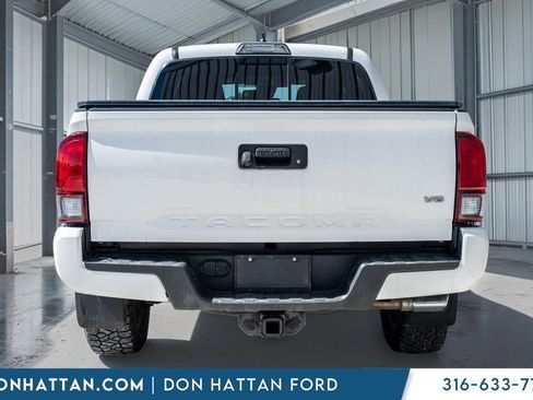 Used 2018 Toyota Tacoma TRD Sport AWD/4WD image 29