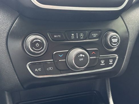 Used 2019 Jeep Cherokee Latitude Plus w/ Cold Weather Group image 24