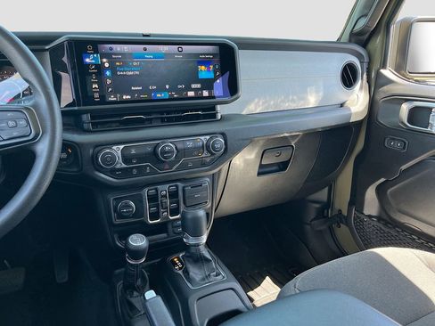 Certified 2025 Jeep Gladiator Sport AWD/4WD image 22