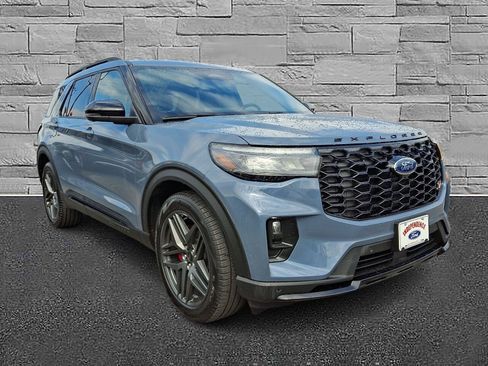 Used 2025 Ford Explorer ST AWD/4WD image 2