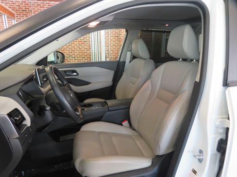 Used 2022 Nissan Rogue SV w/ SV Premium Package image 15