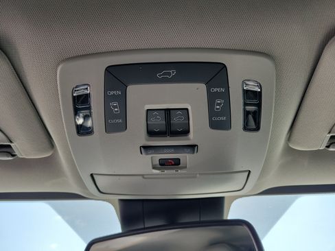 Used 2025 Toyota Sienna XLE FWD image 28
