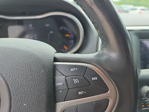 Used 2018 Jeep Grand Cherokee Laredo AWD/4WD image 19