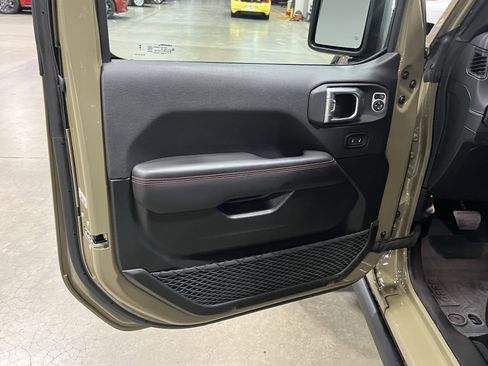 Certified 2025 Jeep Gladiator Rubicon AWD/4WD image 17