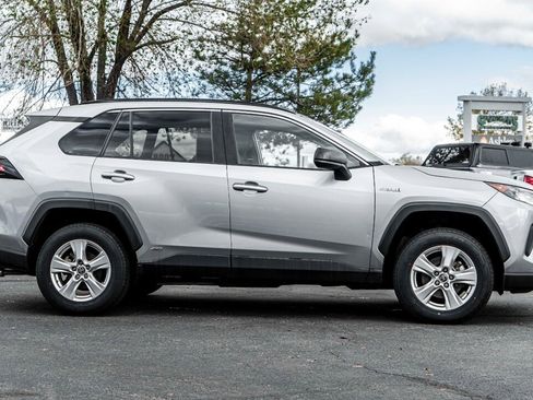 Used 2021 Toyota RAV4 LE image 5