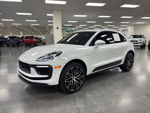 Used 2024 Porsche Macan AWD/4WD image 3