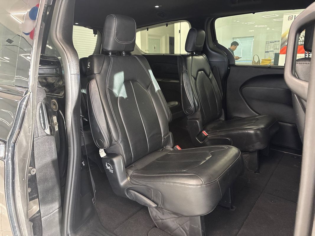 Used 2019 Chrysler Pacifica Touring-L Plus w/ Advanced Safetytec Group FWD image 31