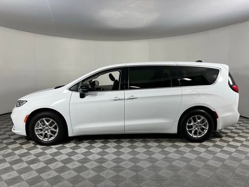 Used 2024 Chrysler Pacifica Touring-L image 9