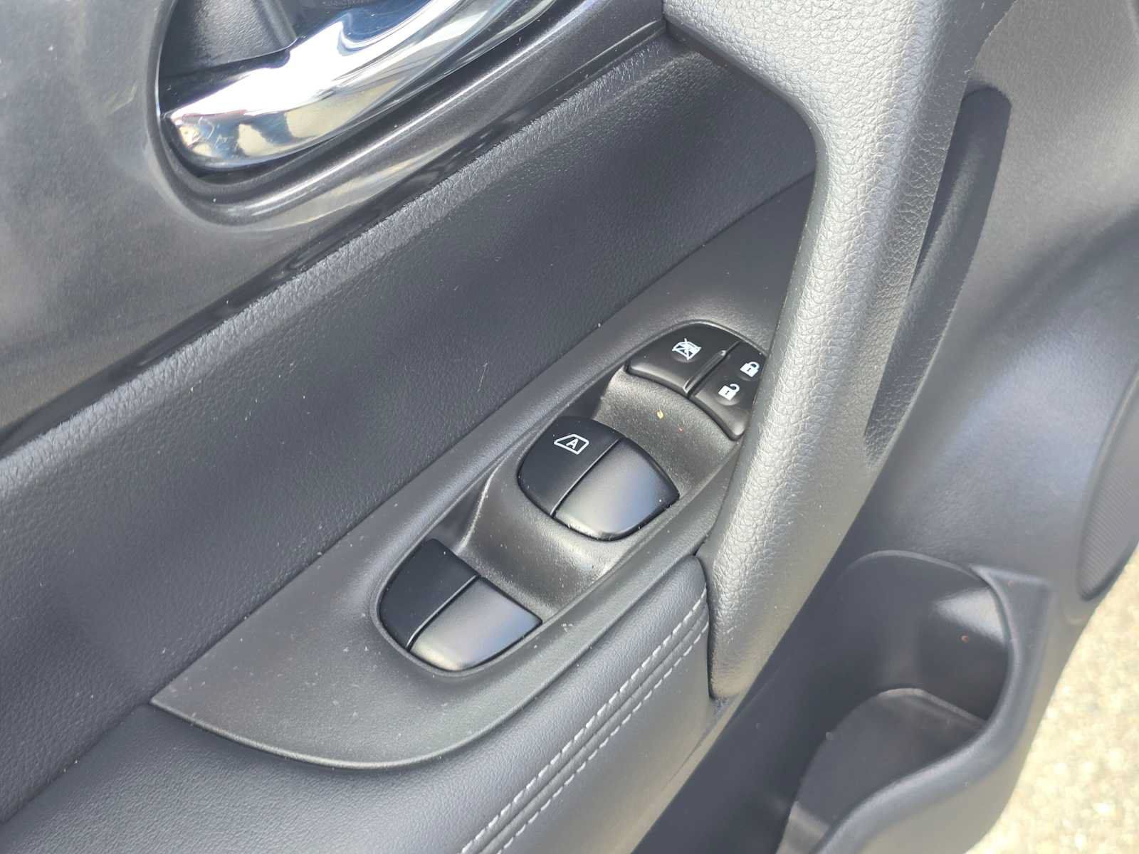 Used 2018 Nissan Rogue S AWD/4WD image 23