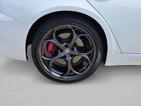 Used 2019 Alfa Romeo Giulia Ti Sport w/ Quick Order Package 22S Sport AWD/4WD image 18