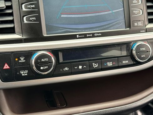 Used 2019 Toyota Highlander XLE AWD/4WD image 18