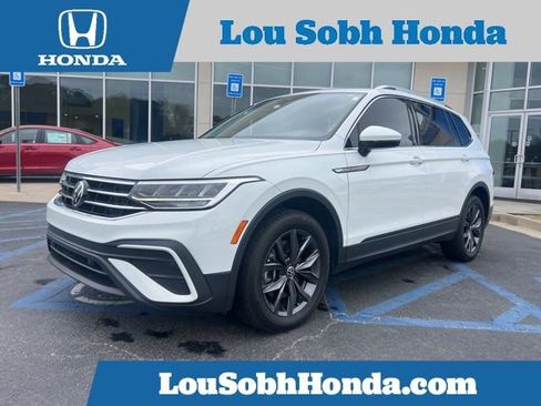 Used 2022 Volkswagen Tiguan SE image 1