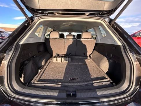 Used 2024 Volkswagen Tiguan SE image 48