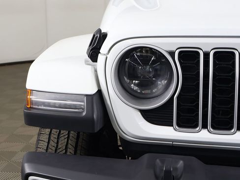 Used 2025 Jeep Wrangler Unlimited Sahara AWD/4WD image 12