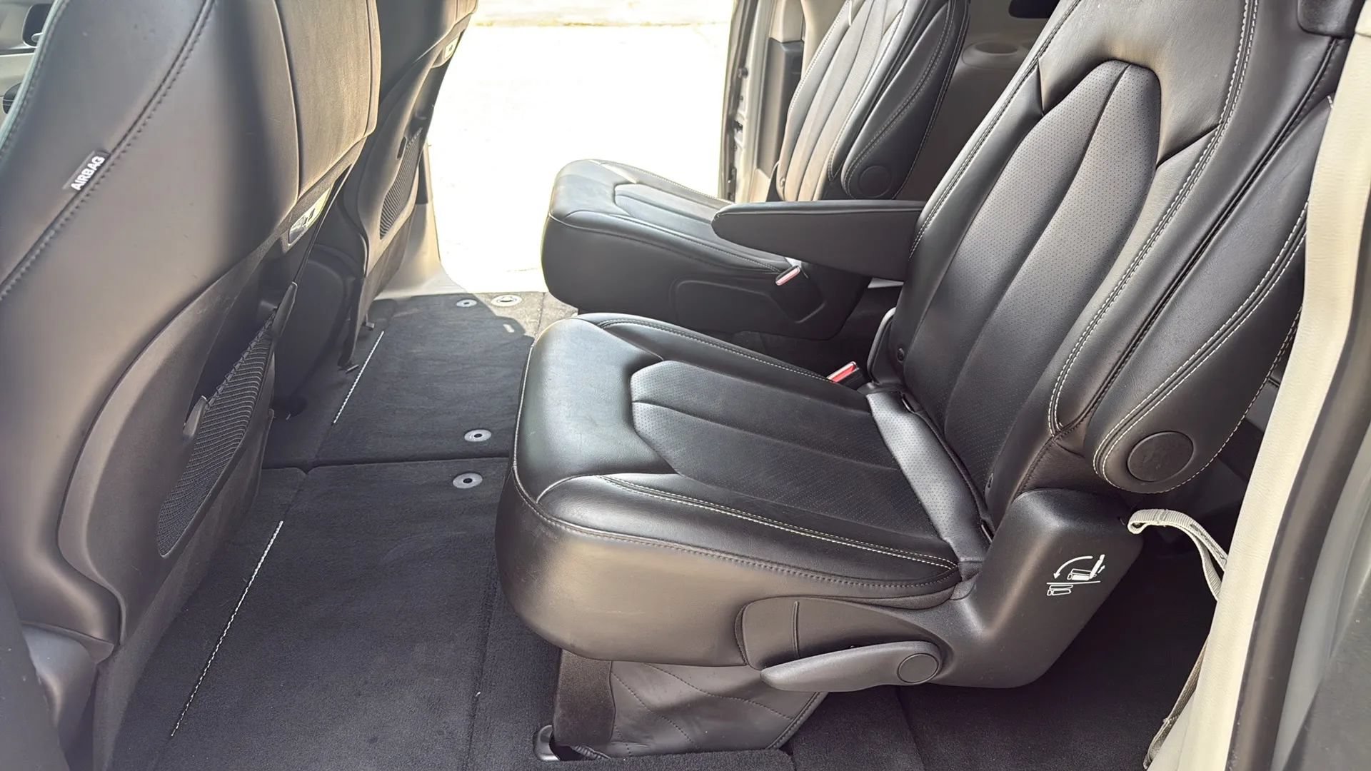 Used 2024 Chrysler Pacifica Touring-L FWD image 12